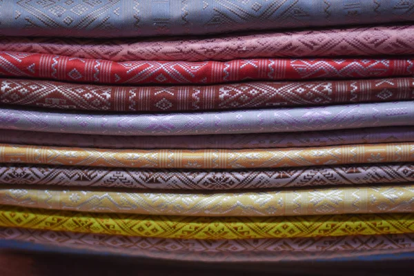 Muang Thong Thani Alışveriş Merkezi, Bangkok, Tayland-13 Temmuz 2019: Tayland'ın her bölgesinden renkli, eşsiz desenlerle halk kumaşı, el dokuması, pamuk, ipek sergisi düzenlenecek.