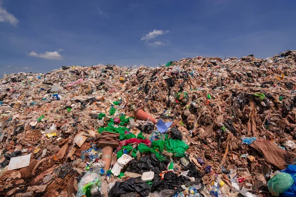 Góry Odpadów Trudne Degradacji Pozostałości Obszarów Miejskich Przemysłowych Stwarzają Problemy — Zdjęcie stockowe