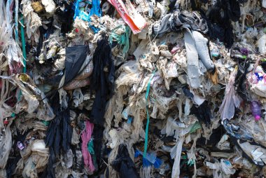 Atık atıklarından arta kalan çöpler depolama alanındaki atık birikimini artıracaktır. Eski kumaş ve renkli plastik atıkları bozmak zordur.