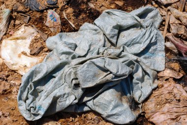 Atık atıklarından arta kalan çöpler depolama alanındaki atık birikimini artıracaktır. Eski kumaş ve renkli plastik atıkları bozmak zordur.