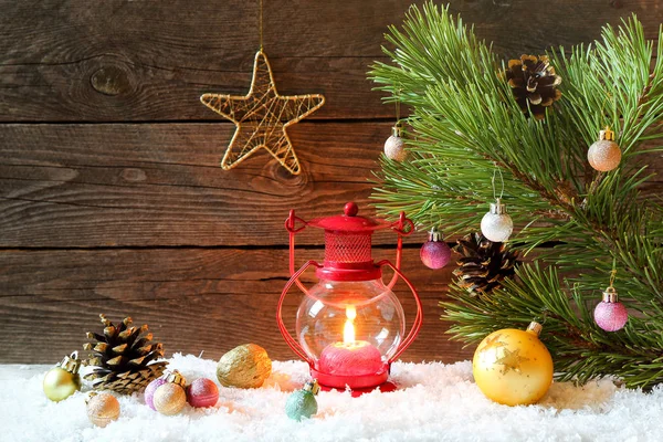 圣诞假期背景与房子在雪地里 圣诞装饰品和一个燃烧的灯笼 复制空间 — 图库照片