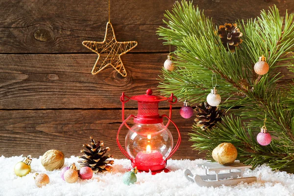 圣诞假期背景与房子在雪地里 圣诞装饰品和一个燃烧的灯笼 复制空间 — 图库照片