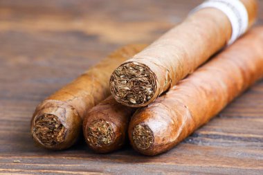 Ahşap masa dört Küba puro yakın çekim