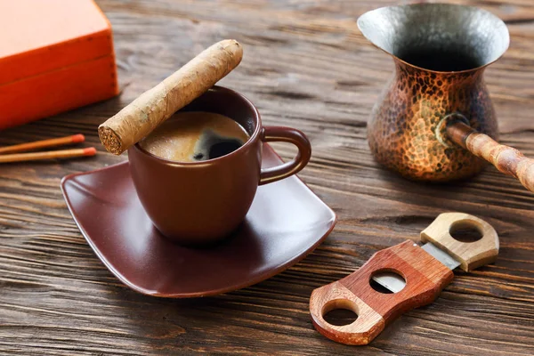 Szivar Egy Csésze Fekete Kávé Egy Fából Készült Asztal — Stock Fotó