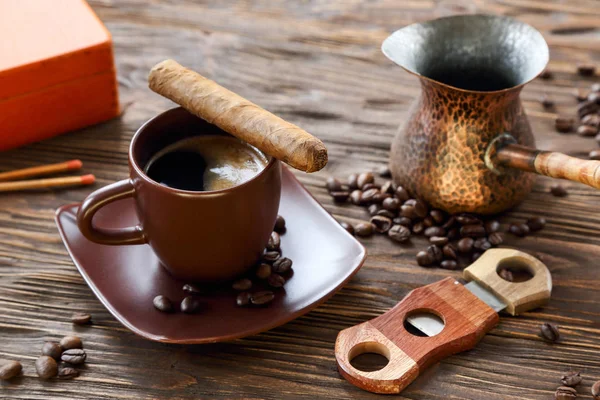 Cygaro Filiżankę Czarnej Kawy Drewnianym Stole — Zdjęcie stockowe