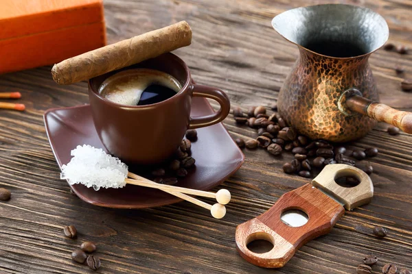 Cigarros Una Taza Café Negro Una Mesa Madera — Foto de Stock