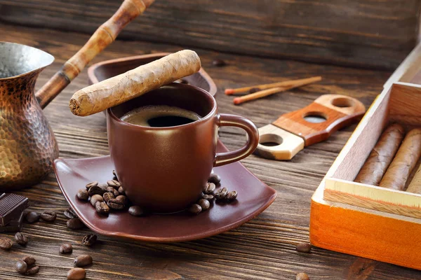 Puros Una Taza Café Negro Una Mesa Madera — Foto de Stock