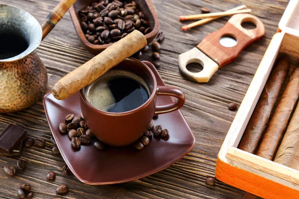 Puros Una Taza Café Negro Una Mesa Madera — Foto de Stock