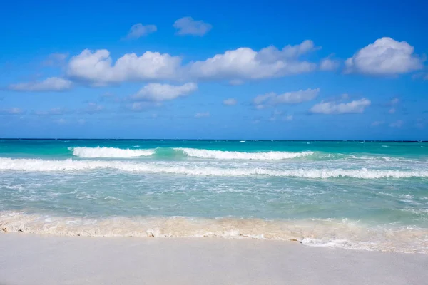 White sandy beach and blue sea,  concept of tourism and recreati — Stock Photo, Image