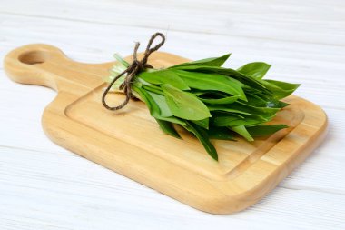 Ramson veya bir kesme tahtası üzerinde yabani sarımsak 