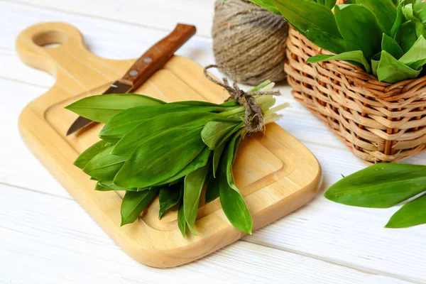 Ramson veya bir kesme tahtası üzerinde yabani sarımsak — Stok fotoğraf