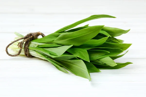 Ramson oder Bärlauch auf weißem Küchentisch — Stockfoto