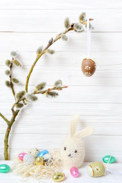 Uova di Pasqua e coniglio su sfondo accattonaggio — Foto Stock