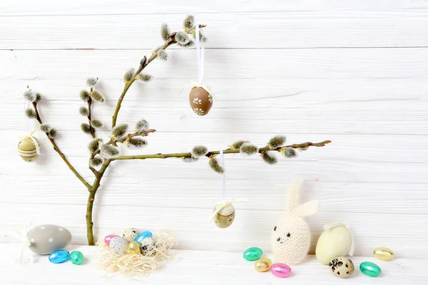Huevos de Pascua y conejo sobre fondo de amentos Fotos De Stock