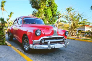 Varadero, Küba - 28/03/2018: kırmızı retro araba park yolda.