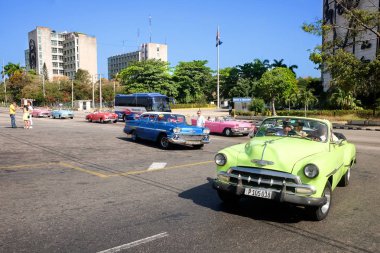 Devrim Meydanı, Havana, Küba - 30/03/2018: retro turistlere 