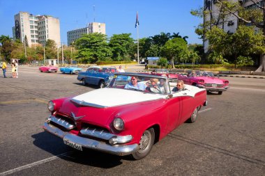 Devrim Meydanı, Havana, Küba - 30/03/2018: retro turistlere 