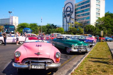 Devrim Meydanı, Havana, Küba - 30/03/2018: Retro otomobil 