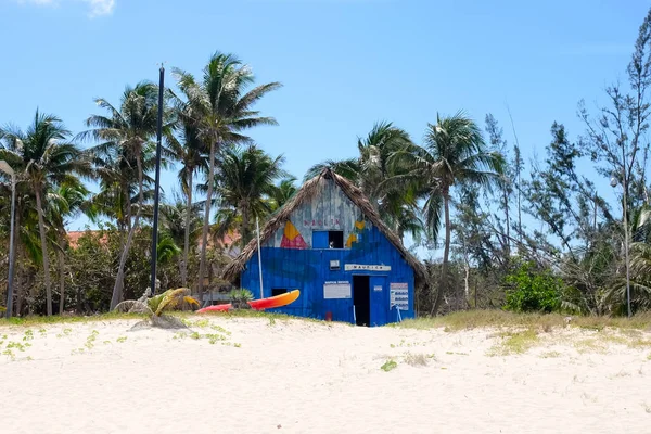 Varadero, Cuba - 26 / 03 / 2018: Antigua choza azul en la playa, warehous — Foto de Stock