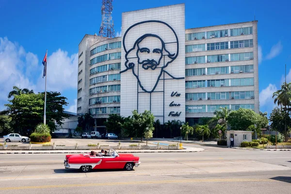 Plaza de devrim, Havana, Küba - 30/03/2018: turist bir re — Stok fotoğraf