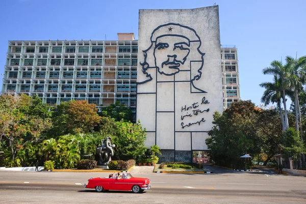 Plaza de la Revolution, Havana, Cuba - 30 / 03 / 2018: Turistas em um — Fotografia de Stock