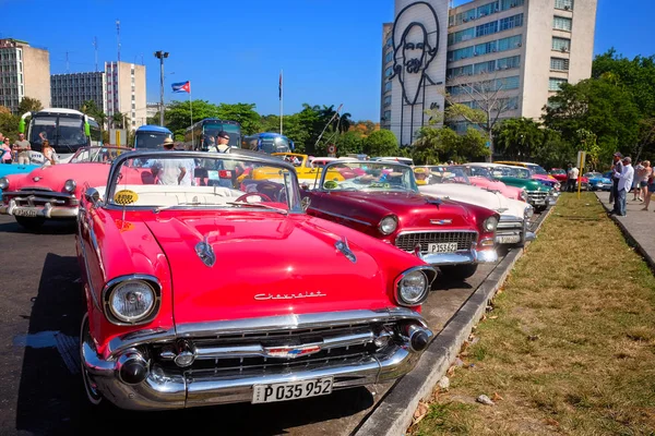 Revolution Square, Havana, Cuba - 30/03/2018: Retro cars in the — Stock Photo, Image