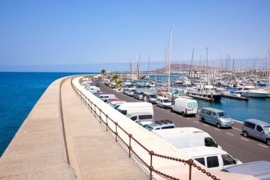 Playa Blanka, Lanzarote, İspanya - 19\07\2017: küçük Yatlar demirli