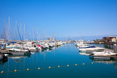 Playa Blanka, Lanzarote, İspanya - 19\07\2017: küçük Yatlar demirli