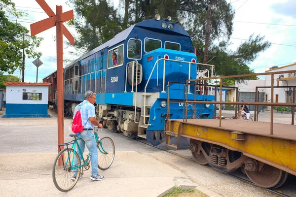 Spoor rossing, Santa Clara, Cuba, 04/01/2018: stoppen van een freigh — Stockfoto