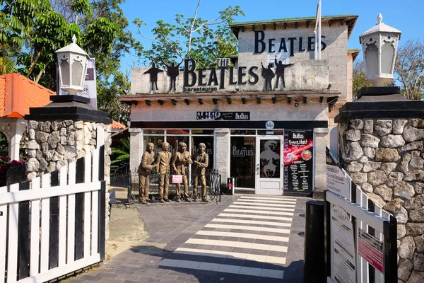 Cafe The Beatles, Varadero, Kuba-03/04/2018: Rzeźbiarski i odpo — Zdjęcie stockowe