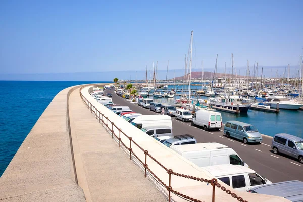 Playa Blanka, Lanzarote, Hiszpania - 19\07\2017: małe jachty zacumowane — Zdjęcie stockowe