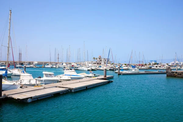 Playa Blanka, Lanzarote, Espanha - 19\07\2017: pequenos iates ancorados — Fotografia de Stock