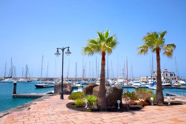 Playa Blanka, Lanzarote, Spanien - 19\07\2017: kleine Yachten vor Anker — Stockfoto