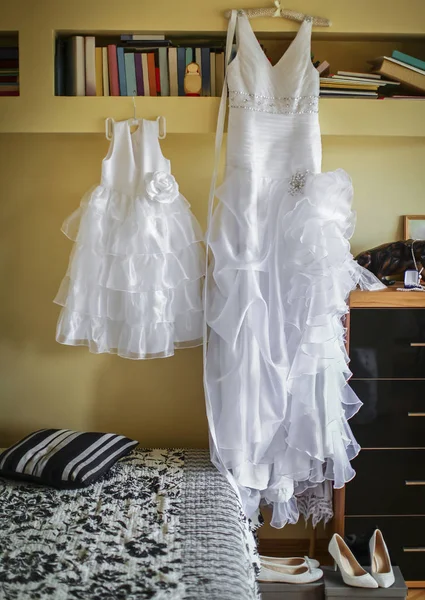 婚礼前新娘礼服的晨装准备 — 图库照片