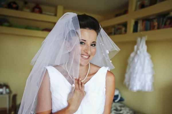 Préparation matinale de la mariée en robe de mariée avant le mariage — Photo