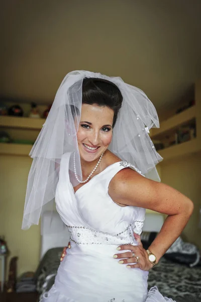 Preparações de manhã de noiva em vestido de casamento antes do casamento — Fotografia de Stock