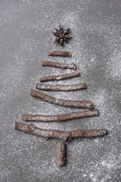 Forma Árvore Natal Feito Galhos Polvilhado Com Farinha Para Parecer — Fotografia de Stock
