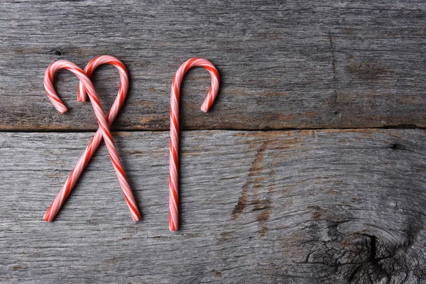 Foto Ángulo Alto Tres Bastones Caramelo Navideños Una Mesa Madera — Foto de Stock