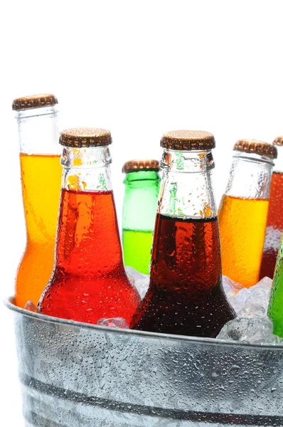 Verschiedene Limonadenflaschen Einem Mit Eis Gefüllten Metalleimer Nahaufnahme Auf Weiß — Stockfoto