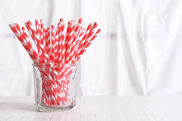 Pajitas Para Beber Rojas Reciclables Vaso Una Mesa Cocina Madera —  Fotos de Stock