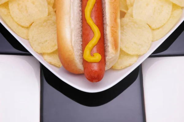 Hot Dog Zsemle Fehér Lapot Burgonya Chips Fekete Fehér Csempe — Stock Fotó