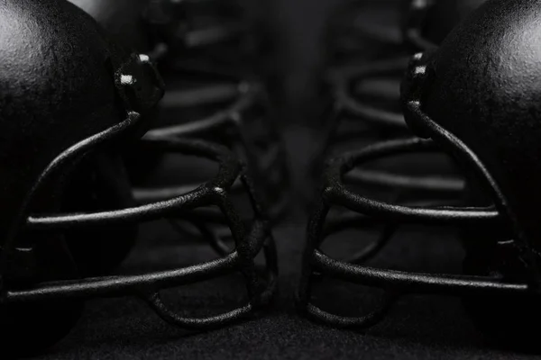 Чорний Футболу Шоломи Стикаються Гвардії Обличчя Гвардії Чорному Тлі Крупним — стокове фото