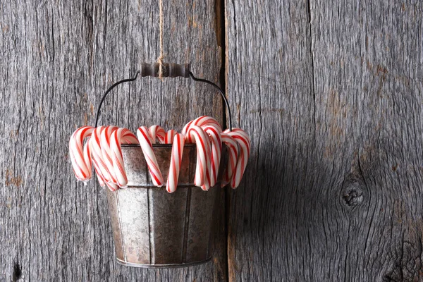 Weihnachtsbonbons Ein Eimer Voller Pfefferminzbonbons Hängt Einer Rustikalen Holzwand — Stockfoto