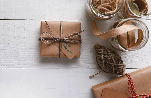 Onmiddellijke Verpakking Kerstcadeautjes Stilleven Overhead Uitzicht Presenteert Benodigdheden Voor Het — Stockfoto