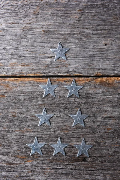 Ornamenti Stella Latta Disposti Forma Albero Natale Una Superficie Legno — Foto Stock