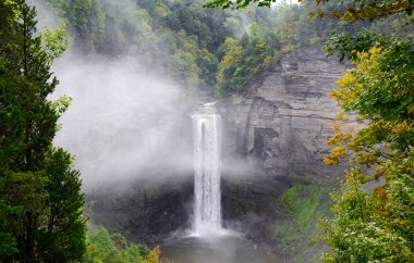 Taughannock Falls yakınındaki Ithaca, New York ve Cayuga Gölü, Dalma 215 33 feet Niagara Falls uzun olan ayak ve doğusunda Rockies en yüksek tek damla düşer.