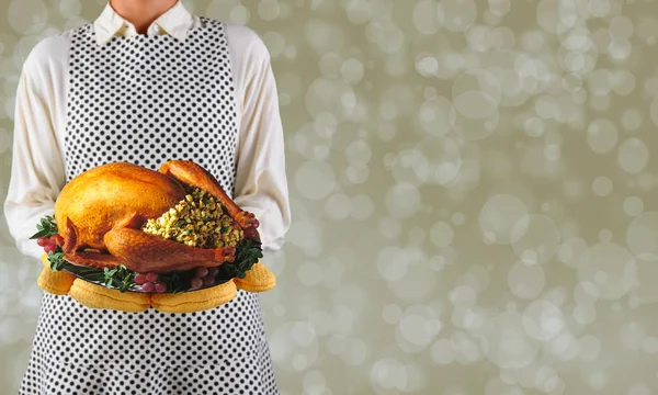 Vrouw Met Een Thanksgiving Kalkoen Een Schotel Een Warme Bokeh — Stockfoto