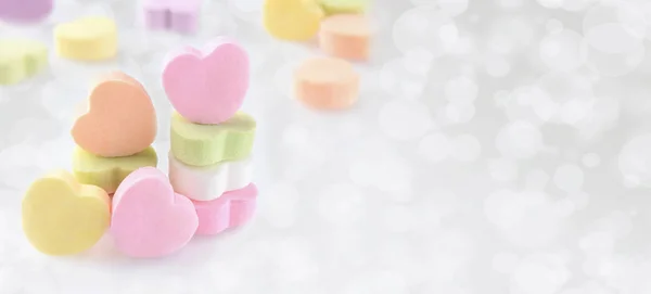 Valentinsdag Banner Pastel Candy Hjerter Sølvfarget Bokeh Bakgrunn Med Kopiplass – stockfoto