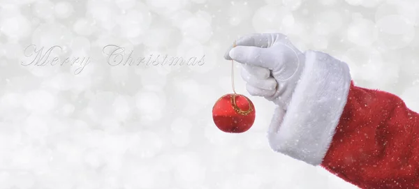 Santa Claus Ręki Trzymającej Ornament Czerwony Drzewo Tle Bokeh Srebrny — Zdjęcie stockowe