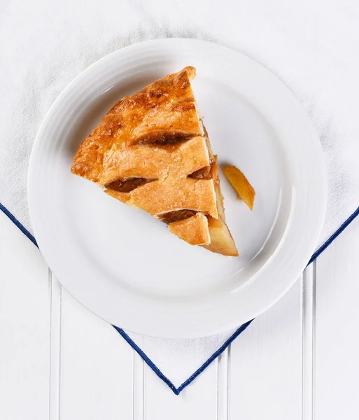 Високий Кут Зору Свіжого Запеченого Яблучного Пирога Білій Тарілці Кухонному — стокове фото